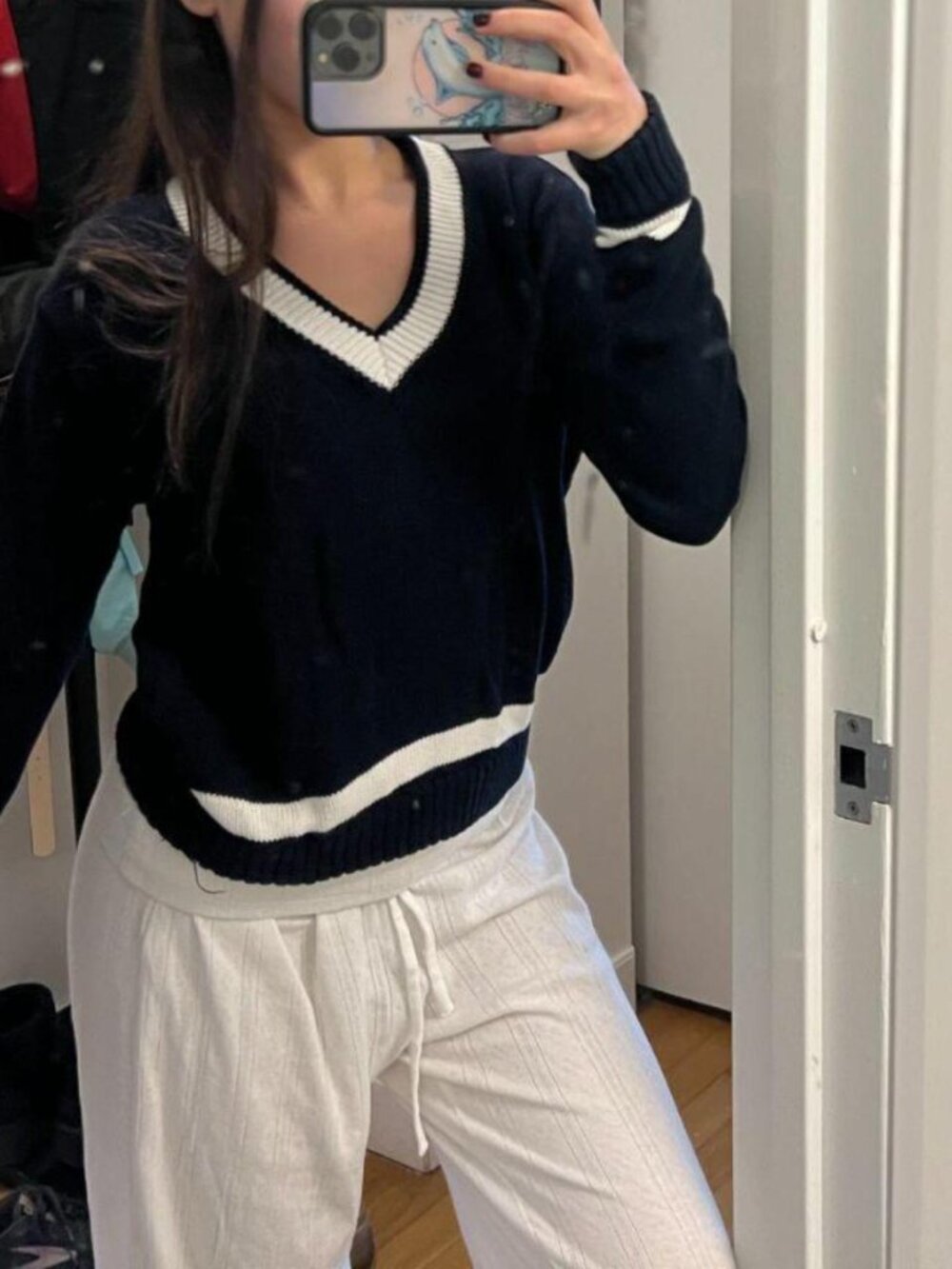 Brandy Melville thick Navy and White V-Neck sweater. Preppy vibes!